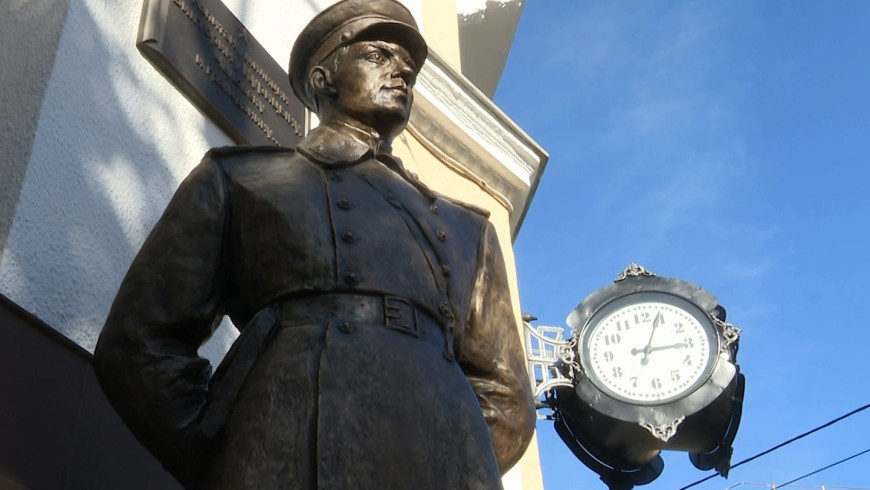 Памятник милиционеру в смоленске под часами фото В Смоленске торжественно открыли памятник "постовому, соединявшему сердца" ГТРК 