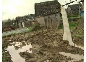 порывы водопровода уже 20 лет превращают приусадебный участок смолянина в болото - фото - 1