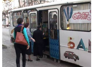 в Смоленск из Москвы приехал детский книжный автобус «Бампер» - фото - 1