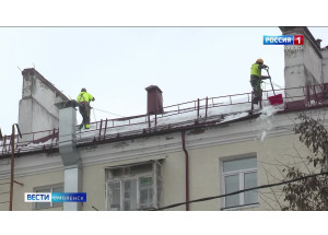 смоленские коммунальщики приступили к уборке городских крыш и дорог - фото - 1