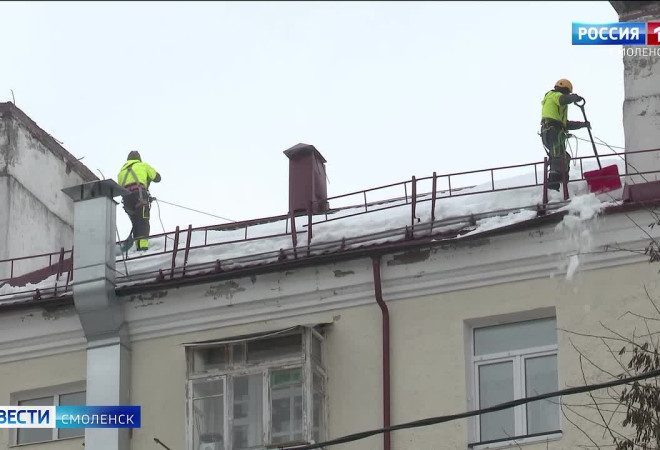 смоленские коммунальщики приступили к уборке городских крыш и дорог - фото - 1