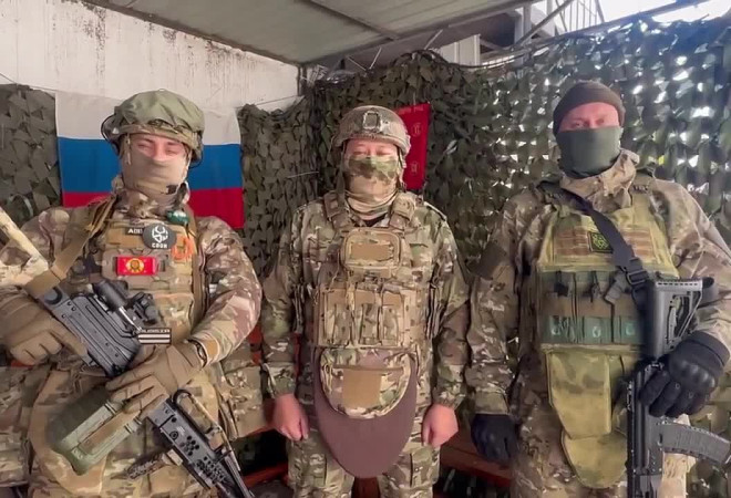 бойцы зенитно-ракетного полка поздравили смолянок с 8 Марта - фото - 1