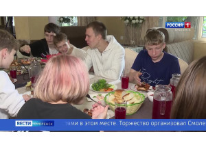 для выпускников смоленского детского дома устроили праздничный обед - фото - 1