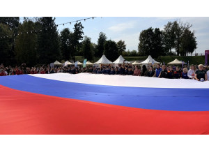в центре Смоленска развернули российский триколор - фото - 1