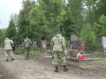 смоленские «Доброхоты» привели в порядок захоронения на Аллее почета - фото - 1