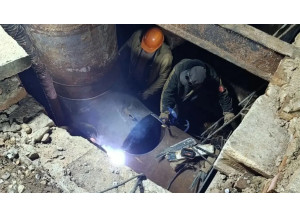 сварочные работы на месте коммунальной аварии в Смоленске продлятся всю ночь - фото - 1